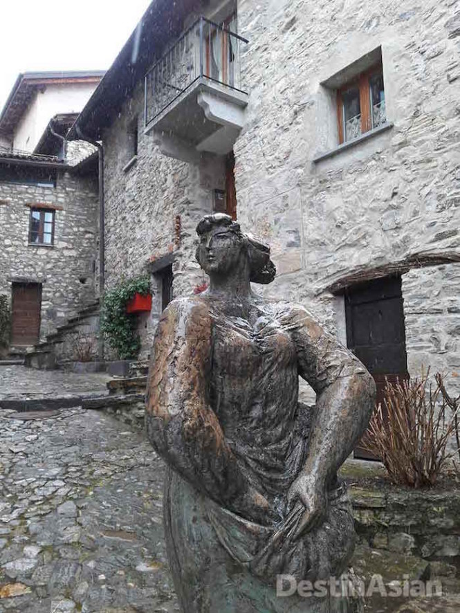 A bronze sculture in Brè Village.