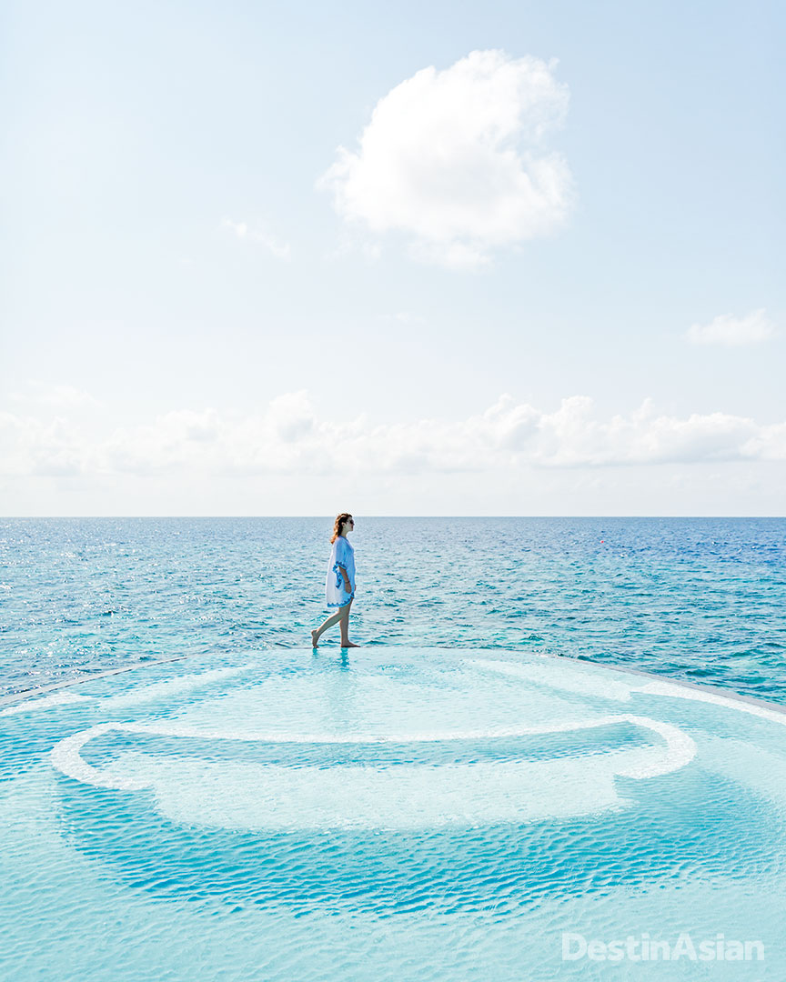 The hydrotherapy pool at the St. Regis Maldives Vommuli Resort's iridium Spa. 