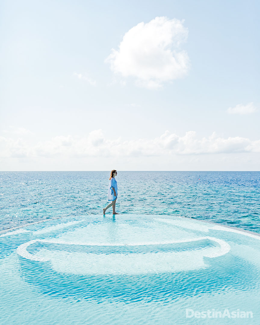 The hydrotherapy pool at the St. Regis Maldives Vommuli Resort's iridium Spa.