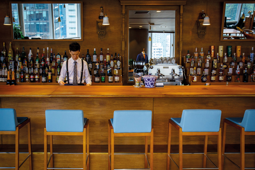 Inside Bar De Luxe.