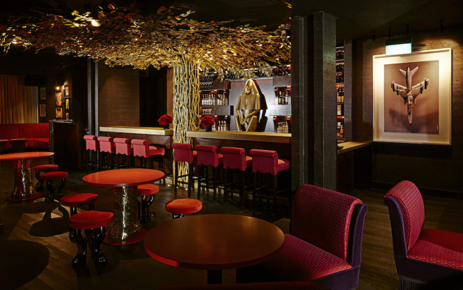 Bar Vagabond and La Mona, the baboon