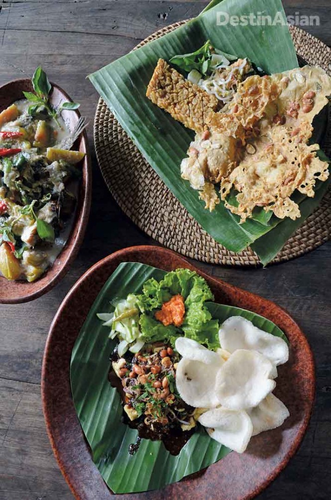 An assortment of Javanese dishes--including local specialties pecel and kotokan kutuk--served up at Tugu Blitar.