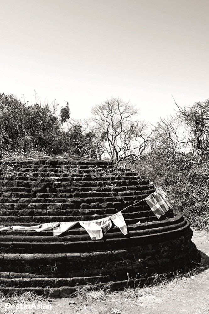 The ruins of a stupa at Girihadu Seya.