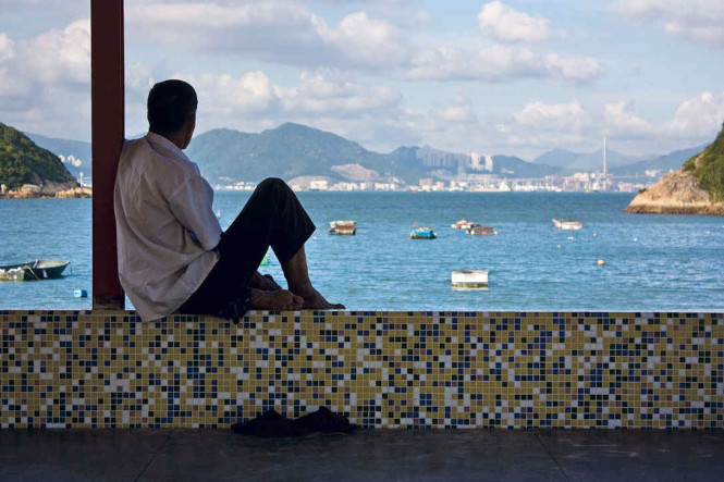 Enjoying the view from a beachfront pavilion in the cove of Tung Wan, Peng Chau. Photo by the writer.