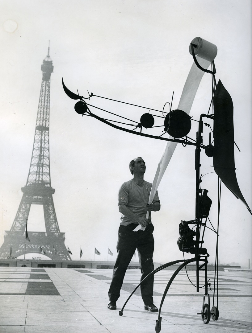 Jean Tinguely with Méta-Matic No. 17 in front of the Eiffel Tower, 1959. Photo: John R. Van Rolleghem, c/o Pictoright Amsterdam, 2016