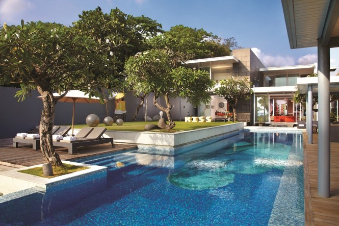 Luna2's backyard with  a mozaic-tiled pool depicting Marilyn Monroe.