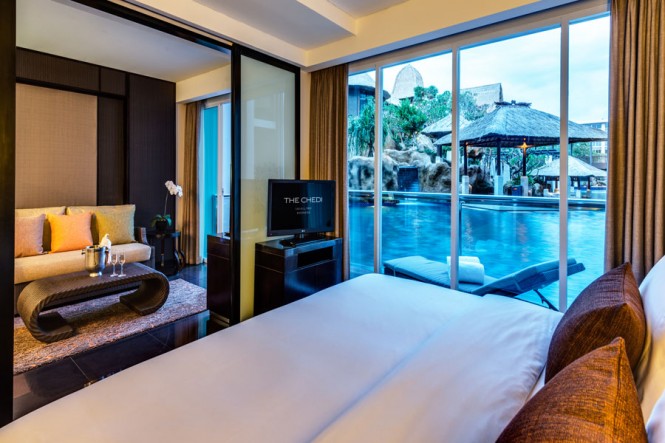 The Cabana Suites offer swim-up pool access.