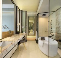 Grand Deluxe Bathroom - Magnificent bathroom in dramatic interior.