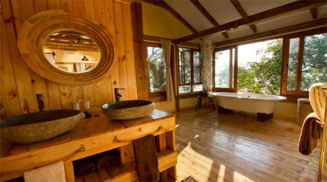 Dog House's bathroom. The tub on the right is placed right next to a window which offers views of the Zambezi River.