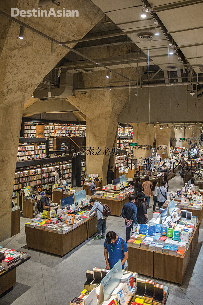 The vast Fang Suo Commune bookstore at Taikoo Li.