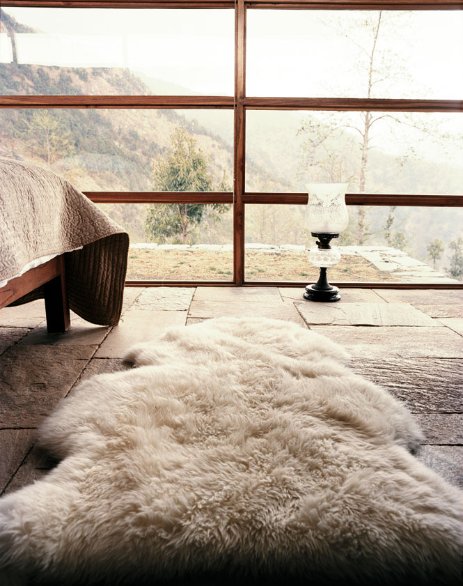 A bedside sheepskin rug at Shakti 360° Leti.