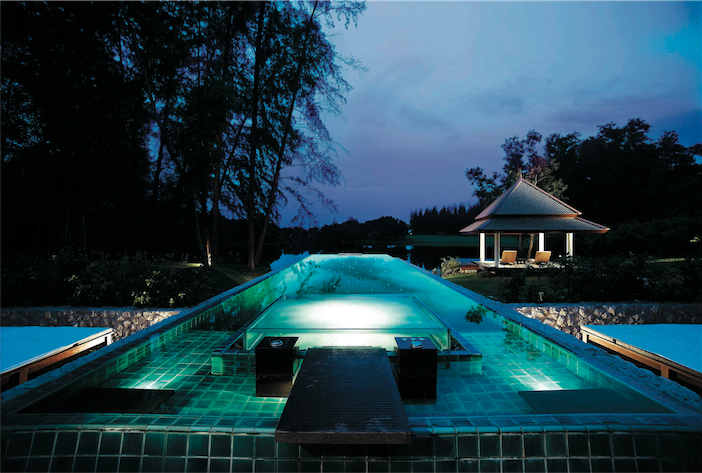 The pool and sala (right), facing the lagoon.