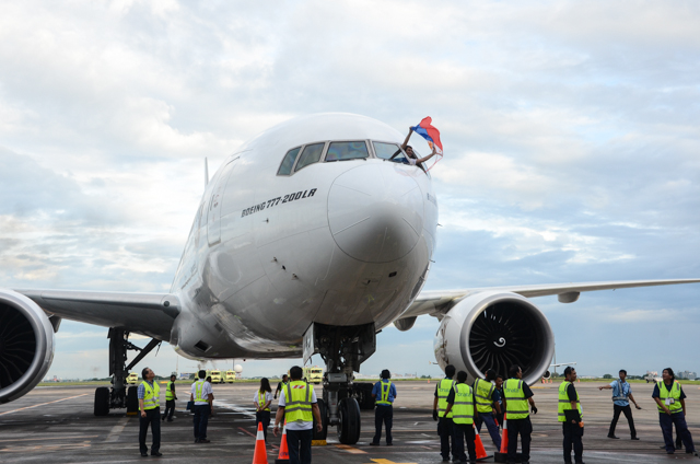 EK 338, a Boeing 777-200LR, arrives at Clark International in the Philippines.