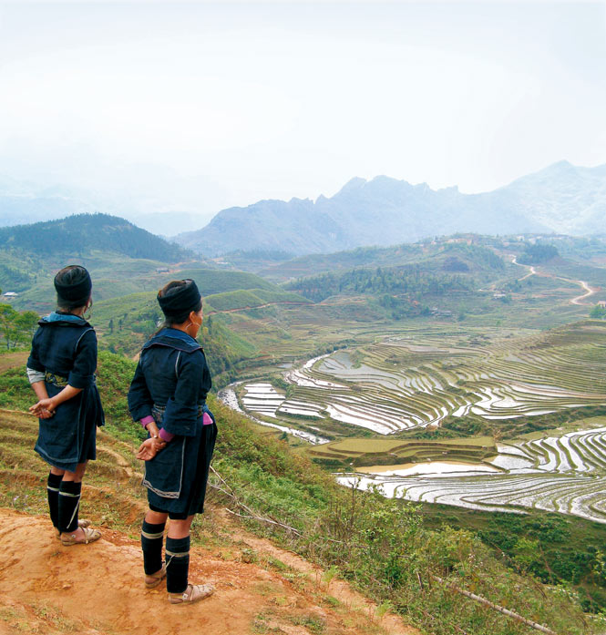 Hmong  sisters on the trail to Ta Phin