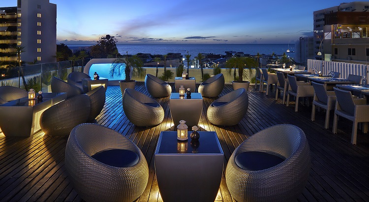 The Sunset Lounge at Hotel Baraquda Pattaya. 