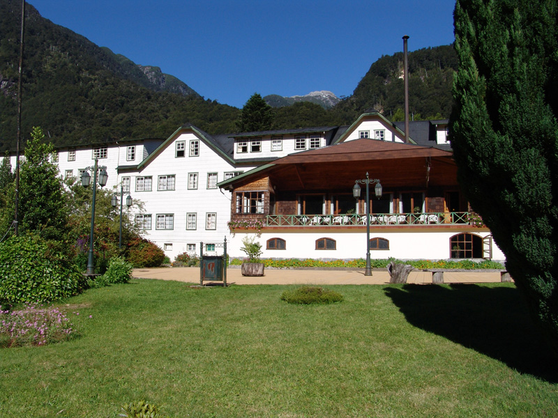 The exterior of Hotel Peulla.