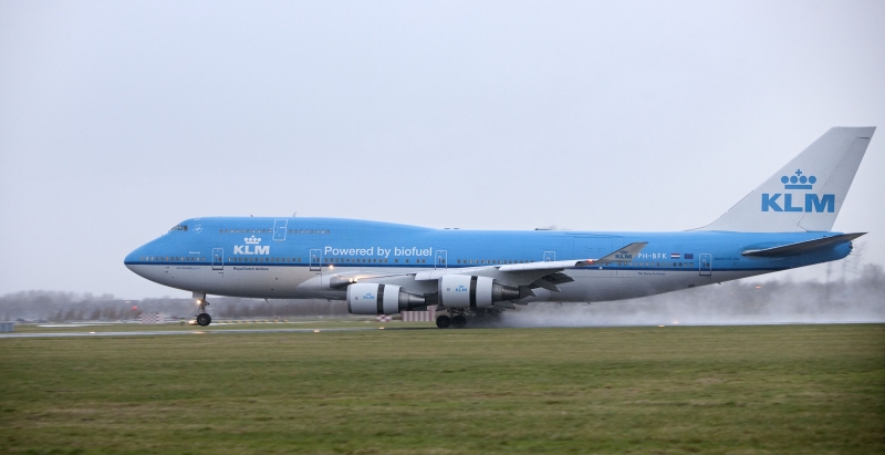 KLM pilots and cabin crew will start using iPads during flights.