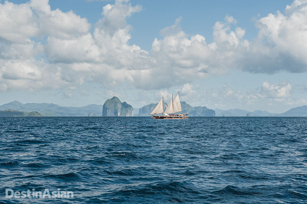The Balatik sailing through the islands of Bacuit Bay.