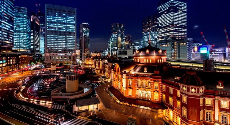 A view of the Tokyo Station Hotel at night.