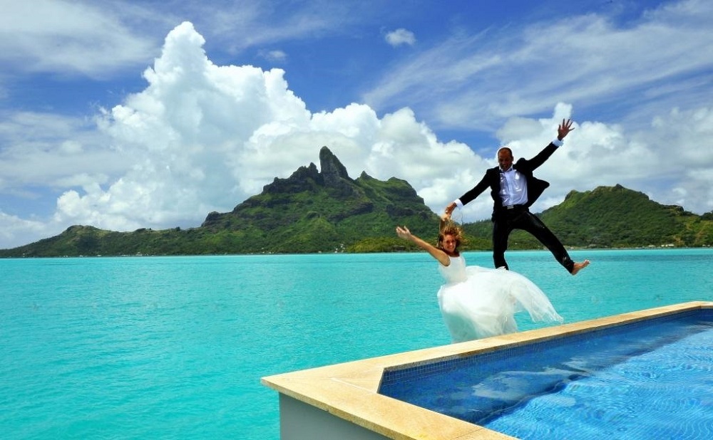A newly wedded couple celebrates in a splashy way.