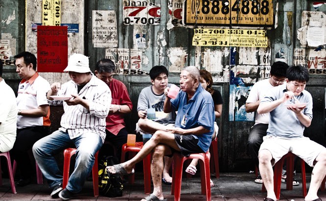 A sidewalk curry stop in Bangkok’s Chinatown
